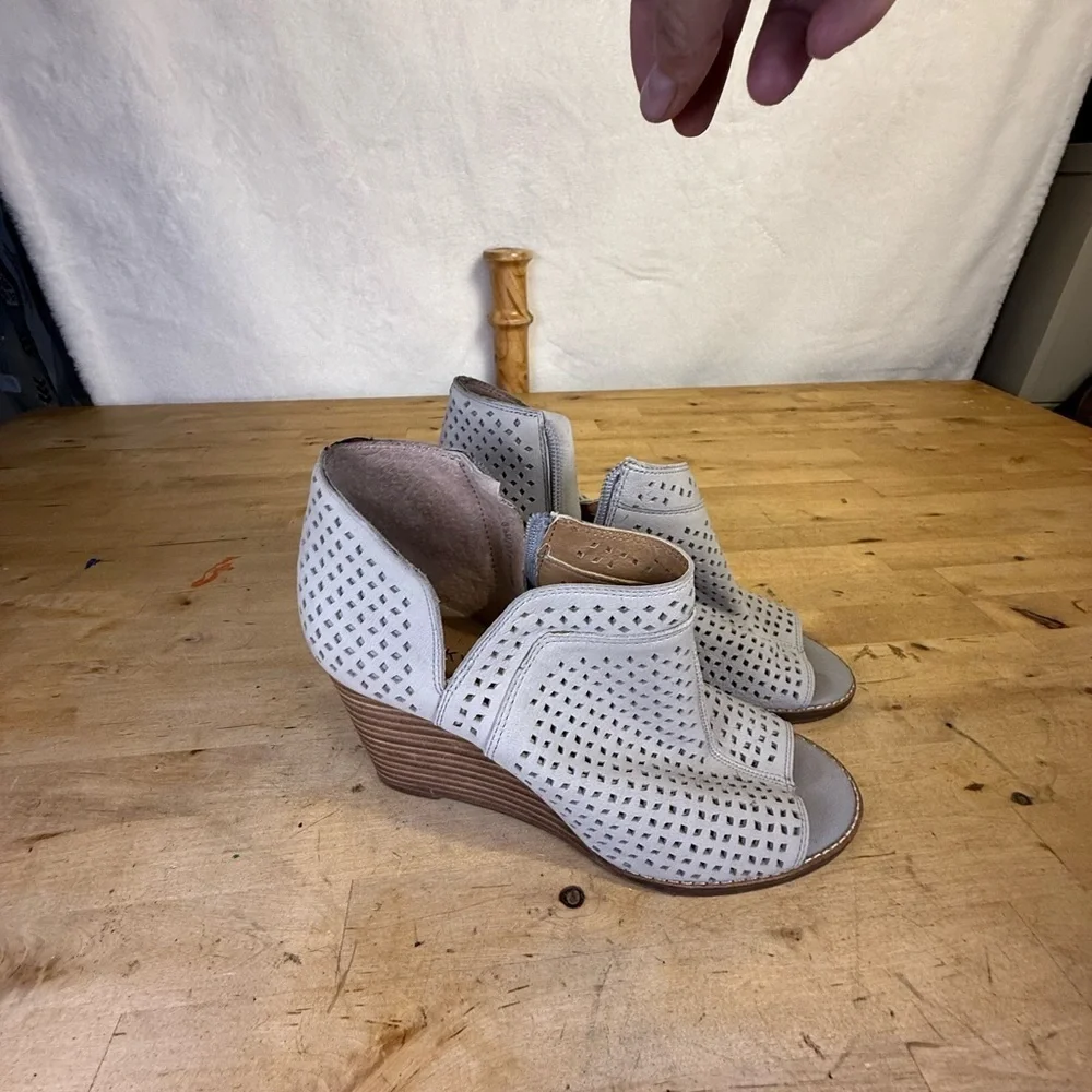 Lucky Brand Perforated Wedge Sandals Women’s Size 6.5 Gray Open Toe